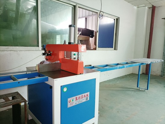 自動(dòng)化鋁材裁切機(jī)